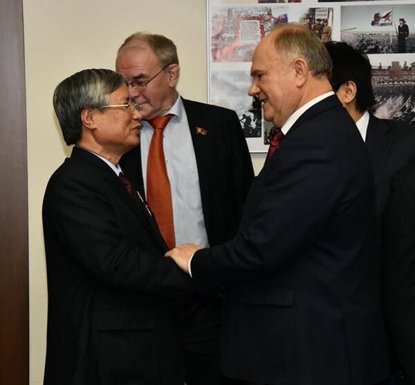 Ngày 07 Tháng Mười Hai, đã diễn ra cuộc họp giữa Chủ tịch Đảng Cộng sản Nga Gennady Zyuganov với phái đoàn Đảng Cộng sản Việt Nam do ông Trần Quốc Vượng , Ủy viên Bộ Chính trị Ban chấp hành trung ương Đảng khóa XII, thành viên Thường trực Ban Bí thư Trung ương Đảng , Trưởng ban Ban Kiểm soát Trung ương, dẫn đầu . Ngày 07 Tháng Mười Hai, đã diễn ra cuộc họp giữa Chủ tịch Đảng Cộng sản Nga Gennady Zyuganov với phái đoàn Đảng Cộng sản Việt Nam do ông Trần Quốc Vượng , Ủy viên Bộ Chính trị Ban chấp hành trung ương Đảng khóa XII, thành viên Thường trực Ban Bí thư Trung ương Đảng , Trưởng ban Ban Kiểm soát Trung ương, dẫn đầu . - Sputnik Việt Nam