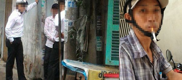 Nhóm người lạ mặt đảo qua lại trước nhà bà Cam rồi chụm lại góc hẻm cách 10 m bàn bạc - Sputnik Việt Nam