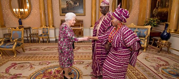 Интернет-пользователи обратили внимание на сходство нарядов Королевы Елизаветы и нигерийского посла - Sputnik Việt Nam