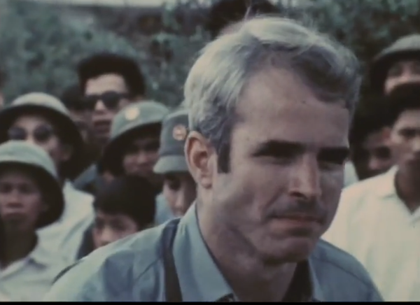 Đoạn phim màu quay nụ cười của John McCain khi được trả tự do sau 5 năm. Đoạn phim màu quay nụ cười của John McCain khi được trả tự do sau 5 năm. - Sputnik Việt Nam
