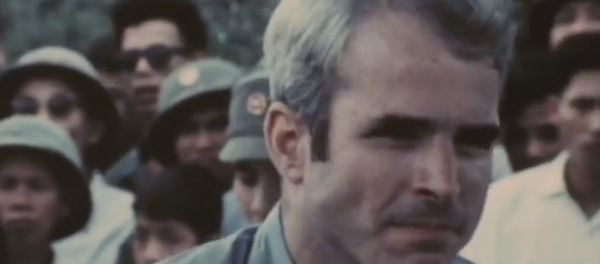 Đoạn phim màu quay nụ cười của John McCain khi được trả tự do sau 5 năm. - Sputnik Việt Nam