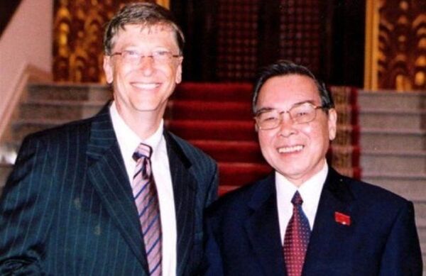 Thủ tướng Phan Văn Khải chụp hình chung với tỷ phú Bill Gates. Thủ tướng Phan Văn Khải chụp hình chung với tỷ phú Bill Gates. - Sputnik Việt Nam