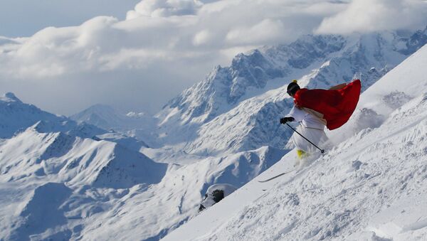 Ông già Noel trượt tuyết tại khu nghỉ trượt tuyết Verbier, Thụy Sĩ - Sputnik Việt Nam