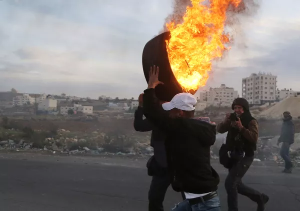 Người biểu tình đụng độ trên biên giới Palestine và Israel, quận Ramallah. Người biểu tình đụng độ trên biên giới Palestine và Israel, quận Ramallah. - Sputnik Việt Nam