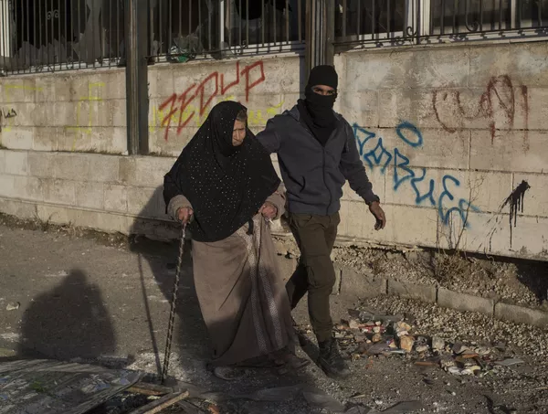 Một nữ cư dân địa phương trong thời gian đụng độ ở Bethlehem, biên giới Palestine và Israel. Một nữ cư dân địa phương trong thời gian đụng độ ở Bethlehem, biên giới Palestine và Israel. - Sputnik Việt Nam