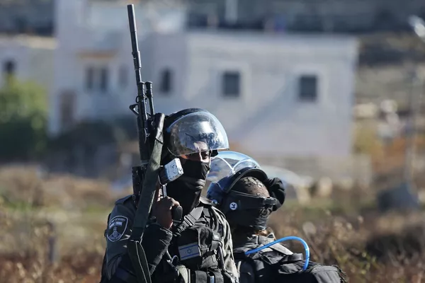 Nhân viên thực thi pháp luật Israel trong cuộc đụng độ gần Ramallah, biên giới Palestine và Israel. Nhân viên thực thi pháp luật Israel trong cuộc đụng độ gần Ramallah, biên giới Palestine và Israel. - Sputnik Việt Nam