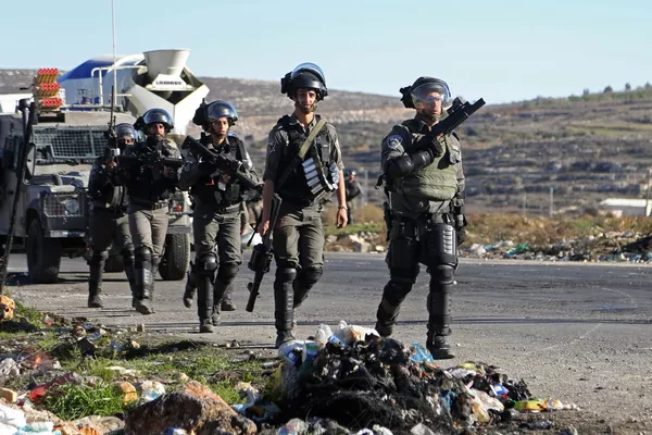 Nhân viên thực thi pháp luật Israel trong cuộc đụng độ gần Ramallah, biên giới Palestine và Israel. Nhân viên thực thi pháp luật Israel trong cuộc đụng độ gần Ramallah, biên giới Palestine và Israel. - Sputnik Việt Nam