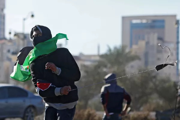 Người biểu tình đụng độ trên biên giới Palestine và Israel, quận Ramallah. Người biểu tình đụng độ trên biên giới Palestine và Israel, quận Ramallah. - Sputnik Việt Nam