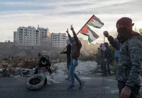 Người biểu tình đụng độ trên biên giới Palestine và Israel, quận Ramallah. Người biểu tình đụng độ trên biên giới Palestine và Israel, quận Ramallah. - Sputnik Việt Nam