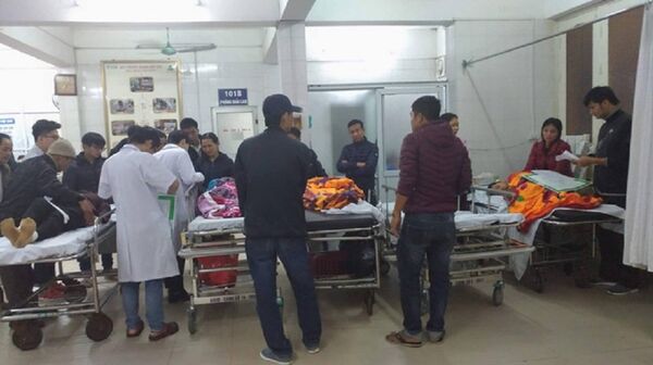 Các cháu bị thương được đưa đi cấp cứu ngay - Sputnik Việt Nam