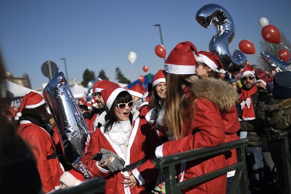 Những người mặc đồ ông già Noel ở Turin, Ý - Sputnik Việt Nam