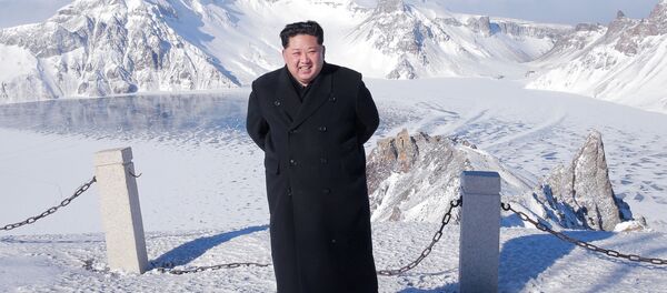 Lãnh tụ Bắc Triều Tiên Kim Jong-un lại một lần nữa lên núi thiêng Paektu cao 2700 mét. - Sputnik Việt Nam