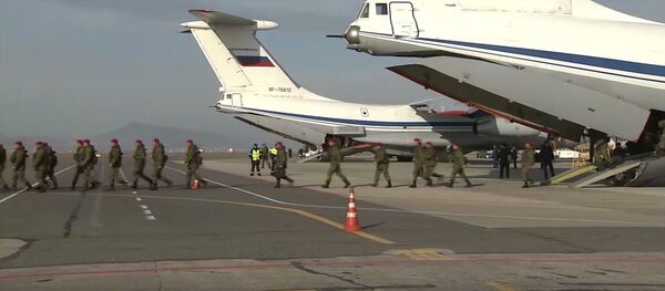 Cục Thông tin và Truyền thông của Bộ Quốc phòng Liên bang Nga đã xuất bản video ghi lại cảnh đón chào tại Makhachkala các cảnh sát quân sự trở về từ Syria. - Sputnik Việt Nam