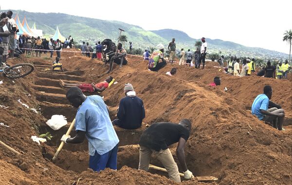 Tháng Tám. Sierra Leone. Lễ tang của nạn nhân trận lũ lụt nghiêm trọng và lở đất. - Sputnik Việt Nam