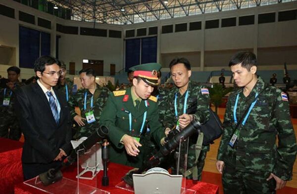 Cối 60mm do Việt Nam sản xuất được giới thiệu với quân đội các nước trong khu vực nhân giải bắn súng quân dụng ASEAN. - Sputnik Việt Nam