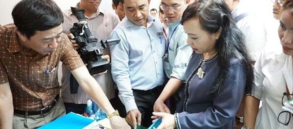 Bộ trưởng Y tế Nguyễn Thị Kim Tiến kiểm tra phòng khám Trung Quốc ở Thành phố Hồ Chí Minh.  - Sputnik Việt Nam