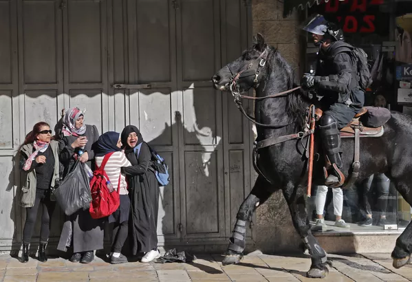 Những người phụ nữ sợ hãi bên cạnh nhân viên quân cảnh ở Đông Jerusalem Những người phụ nữ sợ hãi bên cạnh nhân viên quân cảnh ở Đông Jerusalem - Sputnik Việt Nam