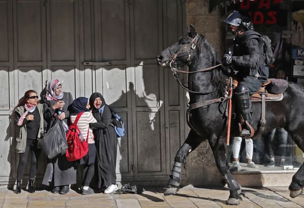 Những người phụ nữ sợ hãi bên cạnh nhân viên quân cảnh ở Đông Jerusalem - Sputnik Việt Nam