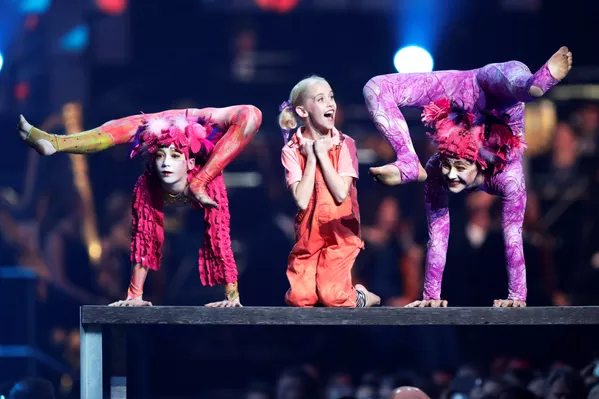 Những người tham gia nhóm Le PeTiT CiRqUe biểu diễn tại buổi hòa nhạc vinh danh những người đoạt giải Nobel ở thị trấn Fornebu, Na Uy Những người tham gia nhóm Le PeTiT CiRqUe biểu diễn tại buổi hòa nhạc vinh danh những người đoạt giải Nobel ở thị trấn Fornebu, Na Uy - Sputnik Việt Nam