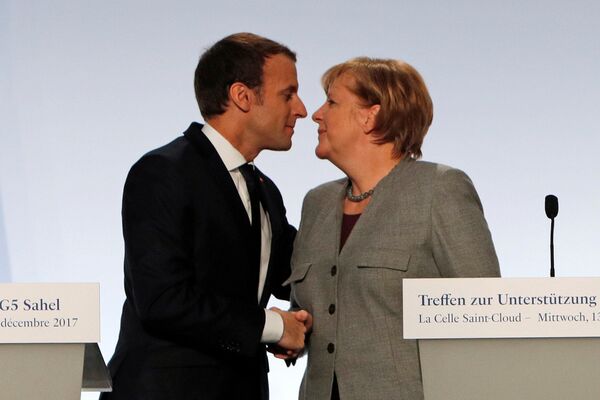 Tổng thống Pháp Emmanuel Macron và Thủ tướng Đức Angela Merkel tại hội nghị thượng đỉnh chống khủng bố ở Pháp - Sputnik Việt Nam