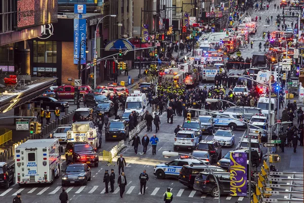 Cán bộ thực thi pháp luật làm việc sau vụ nổ ở ngoại ô Times Square, New York Cán bộ thực thi pháp luật làm việc sau vụ nổ ở ngoại ô Times Square, New York - Sputnik Việt Nam