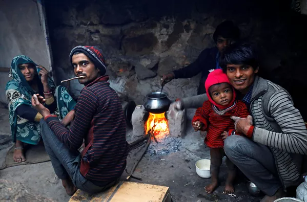 Dân chúng chuẩn bị bữa ăn sáng tại New Delhi Dân chúng chuẩn bị bữa ăn sáng tại New Delhi - Sputnik Việt Nam