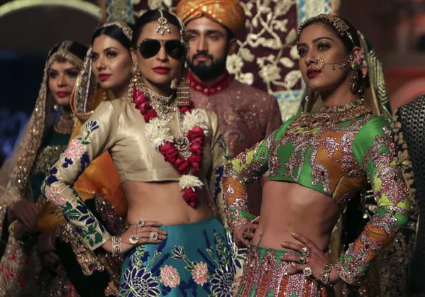Người mẫu trình diễn bộ sưu tập thời trang của Ali Xeeshan trong Tuần lễ thời trang Bridal Couture ở Lahore, Pakistan Người mẫu trình diễn bộ sưu tập thời trang của Ali Xeeshan trong Tuần lễ thời trang Bridal Couture ở Lahore, Pakistan - Sputnik Việt Nam