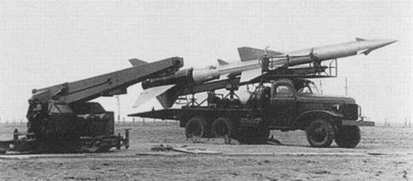 Đạn tên lửa V-750 của hệ thống SA-2 sau khi lắp ráp hoàn chỉnh được cẩu lên xe vận chuyển TMZ - Sputnik Việt Nam