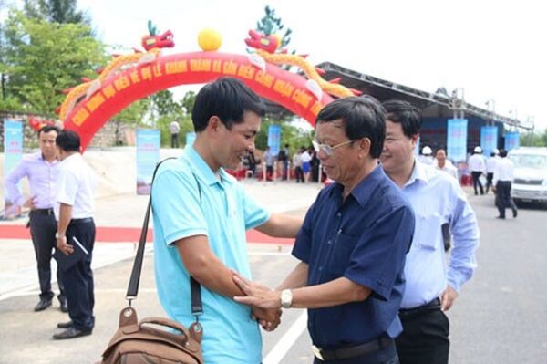 Ông Lê Phước Thanh (mang kính) được xác định vi phạm rất nghiêm trọng khi đương chức Ông Lê Phước Thanh (mang kính) được xác định vi phạm rất nghiêm trọng khi đương chức - Sputnik Việt Nam