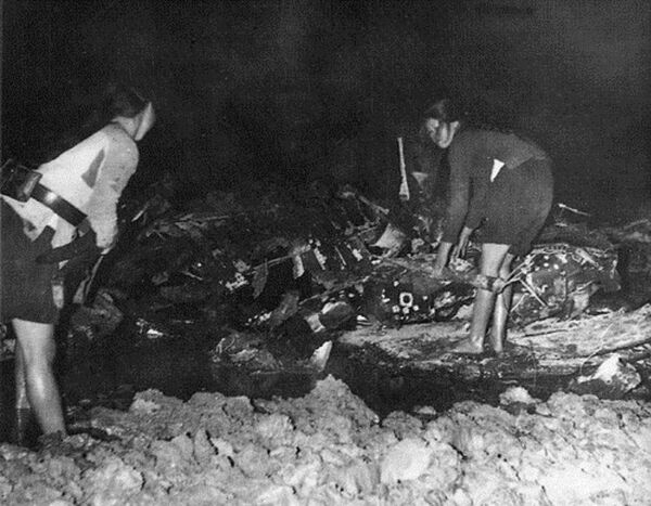 Xác máy bay thứ 2500 của Mỹ bị bắn rơi trên bầu trời Hà Nội.  - Sputnik Việt Nam