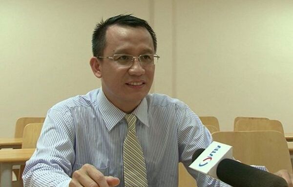 Tiến sĩ - Luật sư Bùi Quang Tín cho rằng, mức phạt hiện nay quá nhẹ so với lợi nhuận thu được từ việc bán chui cổ phiếu. - Sputnik Việt Nam