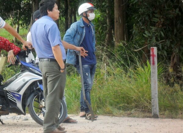 Ba ngày trước có người mang dao, rựa đến bảo vệ công trình xây dựng trên đất tranh chấp với gia đình cha vợ ông Thương - Sputnik Việt Nam