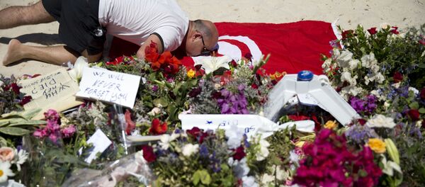 Một người hôn lên lá cờ Tunissia để tưởng nhớ các nạn nhân thiệt mạng trong vụ khủng bố Một người hôn lên lá cờ Tunissia để tưởng nhớ các nạn nhân thiệt mạng trong vụ khủng bố - Sputnik Việt Nam