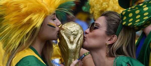 Các fan hâm mộ Brazil hôn bản sao World Cup - Sputnik Việt Nam