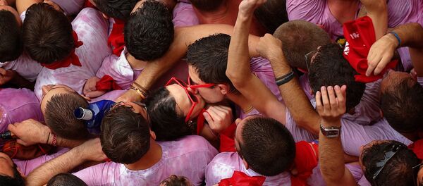 Những nụ hôn trên quảng trường thành phố Pamplona trong lễ khai mạc lễ hội San Fermin thường niên ở Tây Ban Nha. - Sputnik Việt Nam