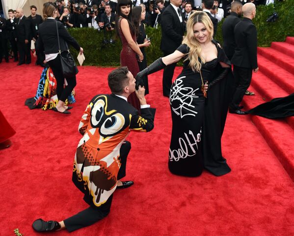 Madonna và Jeremy Scott tạo dáng trước các nhiếp ảnh viên trên thảm đỏ tại Bảo tàng Metropolitan ở thành phố New York - Sputnik Việt Nam