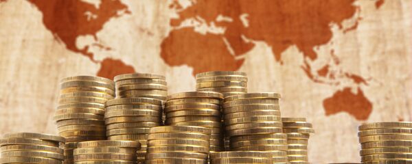 Những đồng tiền xu trên nền bản đồ  thế giới - Sputnik Việt Nam