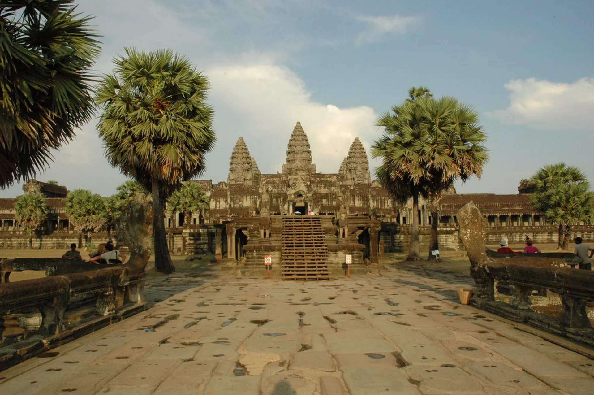 Quần thể đền thờ Angkor Wat ở Campuchia Quần thể đền thờ Angkor Wat ở Campuchia - Sputnik Việt Nam, 1920, 22.07.2024