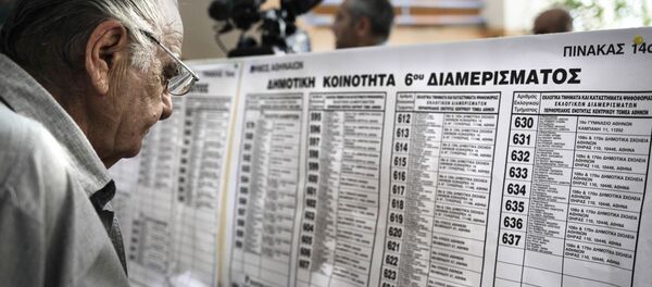 Người đàn ông xem các địa chỉ bỏ phiếu trưng cầu ý dân tại Hy Lạp Người đàn ông xem các địa chỉ bỏ phiếu trưng cầu ý dân tại Hy Lạp - Sputnik Việt Nam