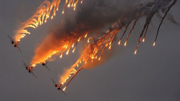 Đội nhào lộn trên không Các hiệp sỹ Nga trên bốn chiếc máy bay Su-27 - Sputnik Việt Nam