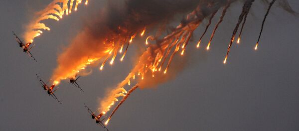 Đội nhào lộn trên không Các hiệp sỹ Nga trên bốn chiếc máy bay Su-27 - Sputnik Việt Nam