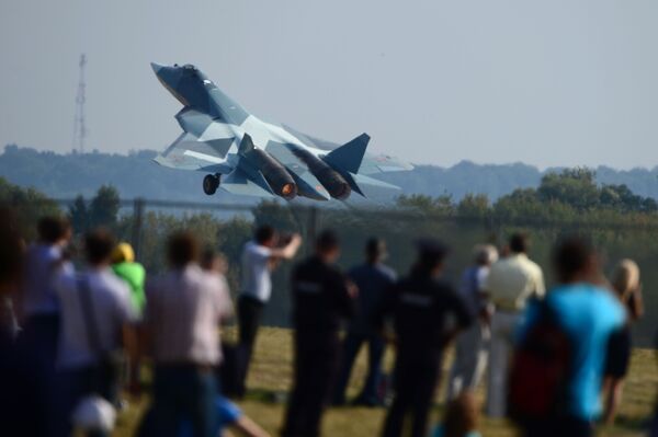 Chiến đấu cơ  thế hệ thứ năm Su-57 (T-50) trong chuyến bay trình diễn. - Sputnik Việt Nam