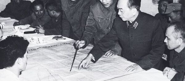 Đại tướng Võ Nguyên Giáp nghe Bộ Tư lệnh Quân chủng PK-KQ báo cáo phương án tác chiến đánh B-52, năm 1972 - Sputnik Việt Nam