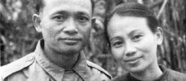 Cố Bộ trưởng Bộ Tài Chính Lê Văn Hiến và bà Lê Thị Xuyến tại ATK năm 1948. Cố Bộ trưởng Bộ Tài Chính Lê Văn Hiến và bà Lê Thị Xuyến tại ATK năm 1948. - Sputnik Việt Nam