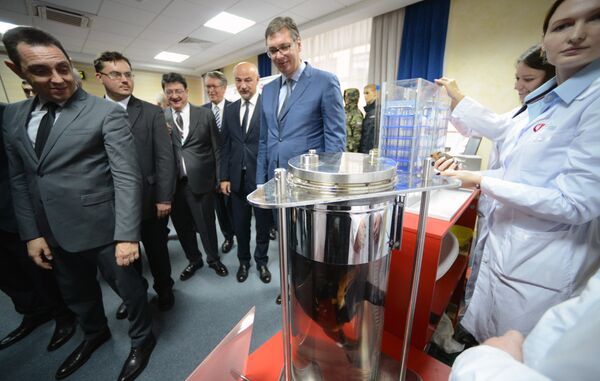 Phó Thủ tướng Nga Dmitry Rogozin đã trình bày với Tổng thống Serbia Aleksandar Vucic dự án độc đáo thở trong môi trường chất lỏng . - Sputnik Việt Nam