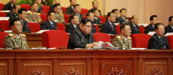 Kim Jong Un tại Đại hội công nhân ngành công nghiệp quốc phòng Triều Tiên - Sputnik Việt Nam