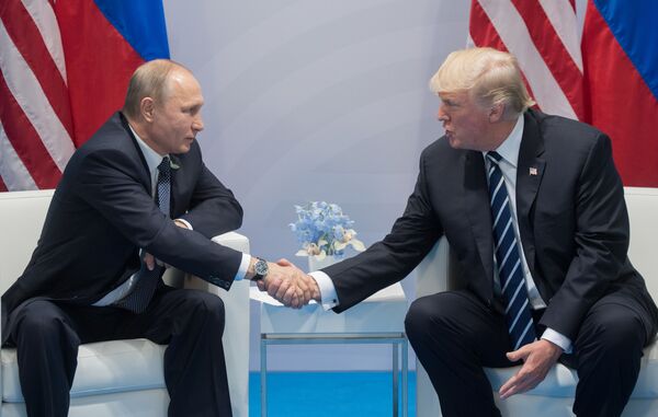 Tổng thống Nga Vladimir Putin và Tổng thống Mỹ Donald Trump traon đổi bên lề hội nghị thượng đỉnh G20 ở Hamburg. - Sputnik Việt Nam