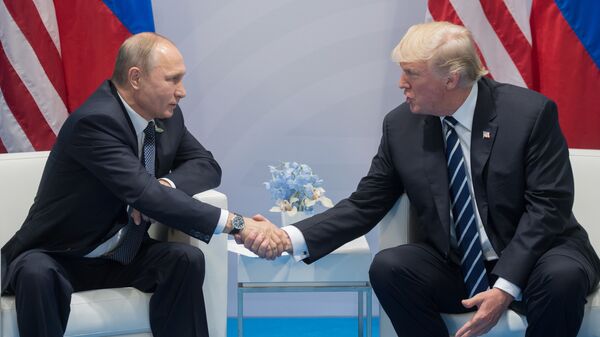 Tổng thống Nga Vladimir Putin và Tổng thống Mỹ Donald Trump traon đổi bên lề hội nghị thượng đỉnh G20 ở Hamburg. - Sputnik Việt Nam