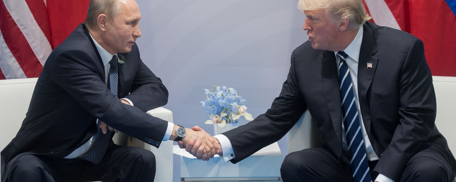 Tổng thống Nga Vladimir Putin và Tổng thống Mỹ Donald Trump traon đổi bên lề hội nghị thượng đỉnh G20 ở Hamburg. - Sputnik Việt Nam, 1920, 22.03.2025