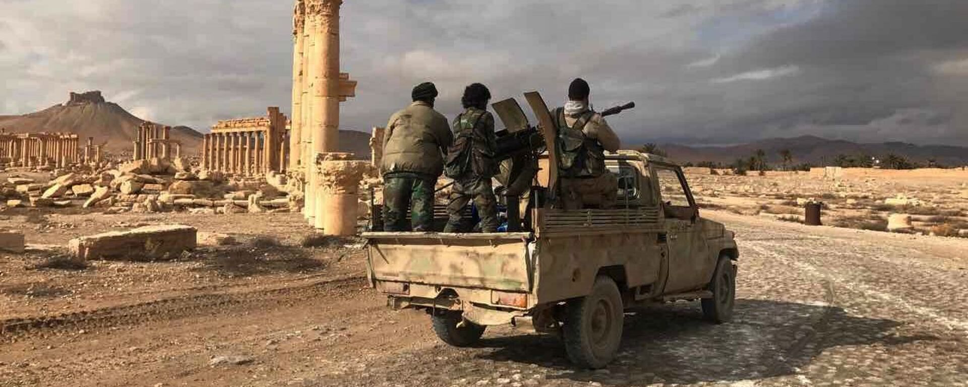 Quân nhân chính phủ Syria bên cạnh tổ hợp lịch sử-kiến trúc cổ Palmyra, tỉnh Homs, Syria. - Sputnik Việt Nam, 1920, 17.11.2023